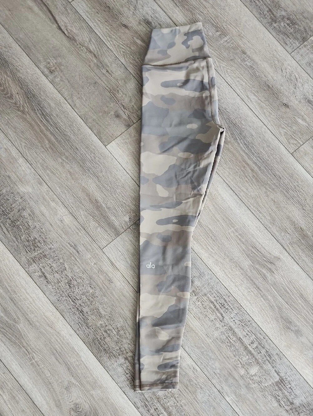 Alo XS Workout Leggings in Soft Camo Print